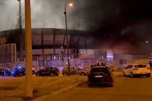 ¡Insólito! Fanáticos incendian estadio en Italia tras derrota de su equipo