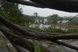 Huracán Otis: Cerrada la Autopista del Sol por deslaves