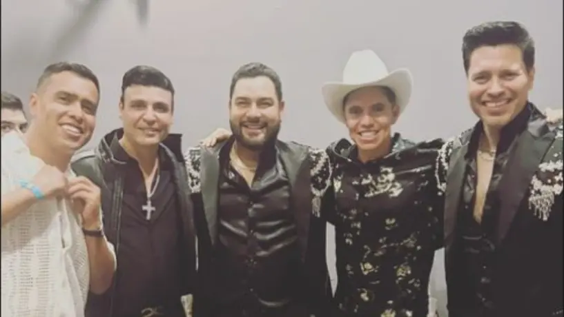 'Chispa' Velarde canta junto con la Banda MS en Las Vegas