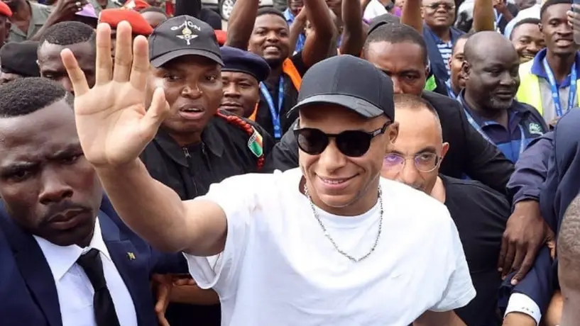 Camionetas blindadas y decenas de escoltas, así fue el viaje de Mbappé a Camerún