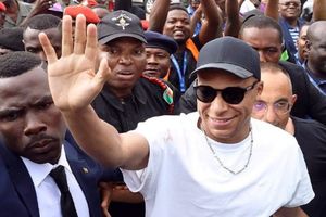 Camionetas blindadas y decenas de escoltas, así fue el viaje de Mbappé a Camerún