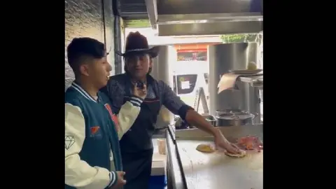Taquero presume en video ganar cinco veces más que un profesionista