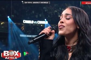 Comentarista de TV Azteca confunde el himno de México con el de EU en pelea de Canelo