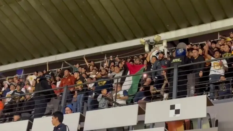Aficionado lleva bandera de Palestina al Cruz Azul vs Pumas