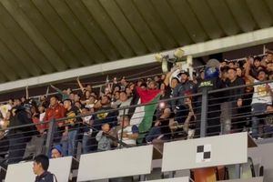 Aficionado lleva bandera de Palestina al Cruz Azul vs Pumas