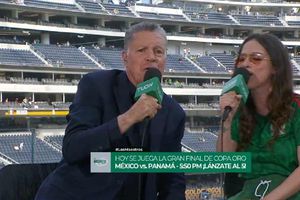 ¡Vaya espectáculo! Ricardo Peláez y Paty Cantú cantan juntos previo al juego de México