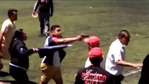 Hombre saca arma y amenaza a jugadores en partido de futbol amateur en Toluca