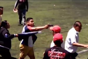 Hombre saca arma y amenaza a jugadores en partido de futbol amateur en Toluca