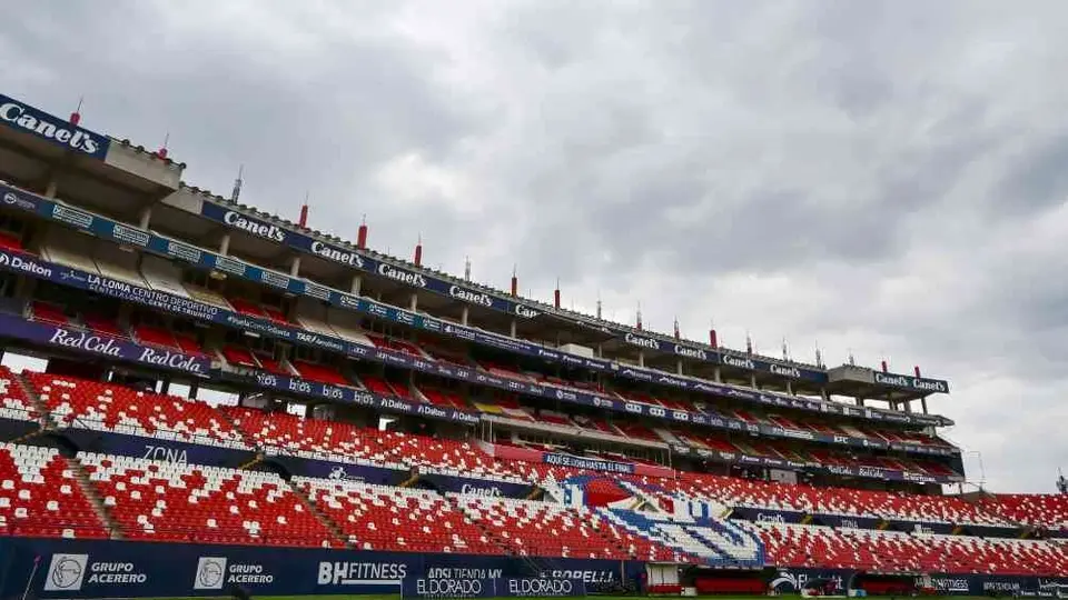 Captan a vendedores manipulando cerveza en el Estadio Alfonso Lastras