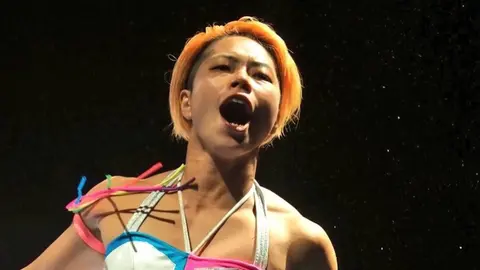¡Entrada con estilo! Luchadora japonesa entra al ring al ritmo de Valentín Elizalde