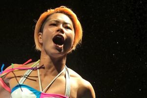 ¡Entrada con estilo! Luchadora japonesa entra al ring al ritmo de Valentín Elizalde