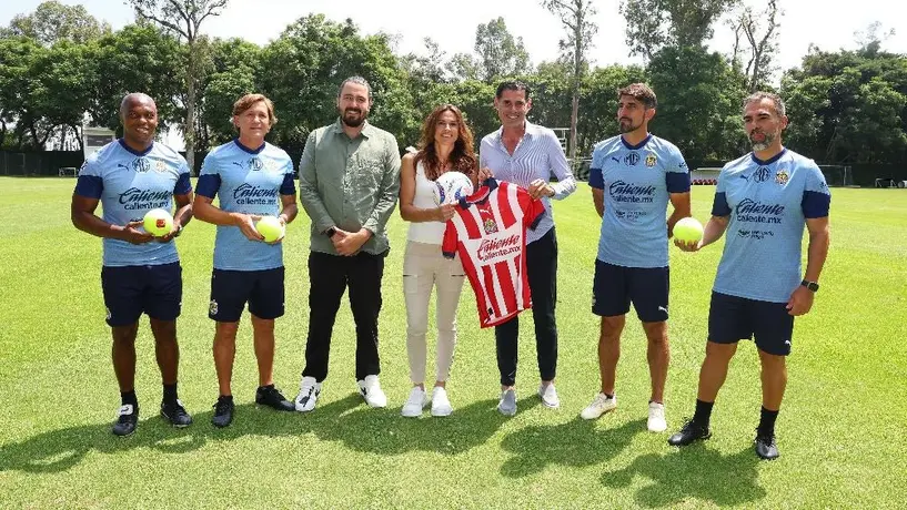 Gabriela Sabatini, extenista argentina, visita a Chivas en Verde Valle