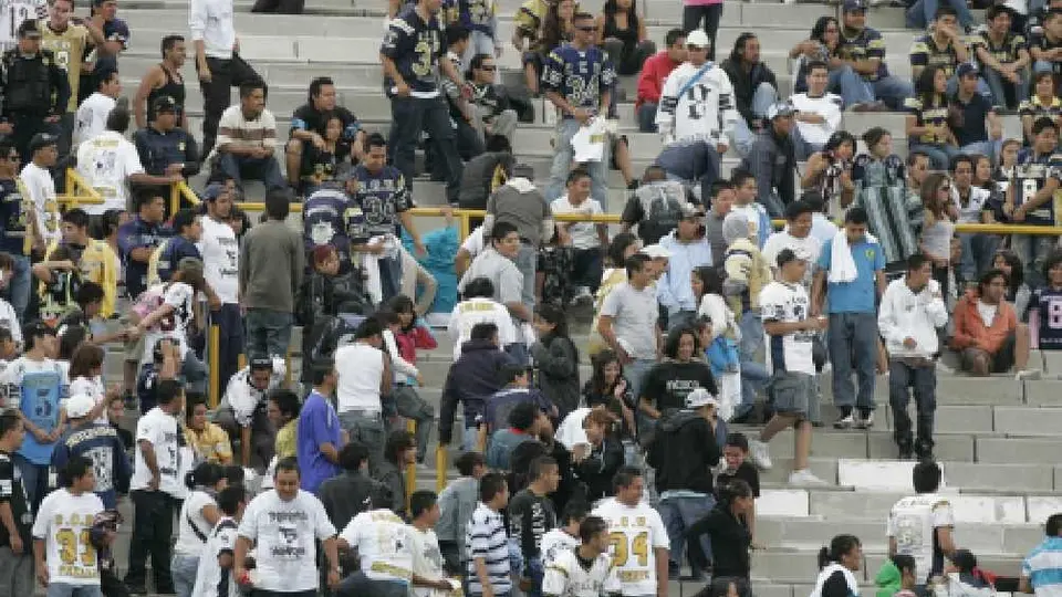 ¡Bronca en CU! Aficionados se pelearon en las gradas durante el juego entre Pumas y Tigres