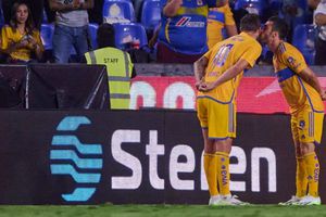 Gignac y Vigón celebran con un beso voltereta de Tigres ante Santos
