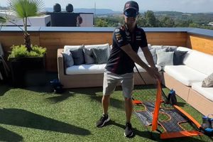 Red Bull: Checo Pérez venció a Max Verstappen en retos organizados por la F1