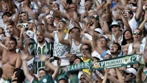 Palmeiras: Aficionados pagan anuncio en Times Square exigiendo refuerzos