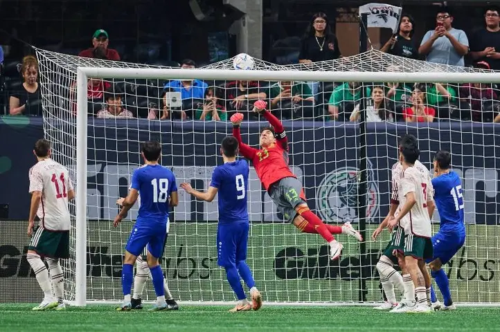 Gol en los últimos minutos de Uzbekistán l MEXSPORT