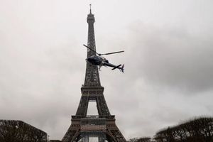 Policia francesa evacúa la Torre Eiffel por amenaza de bomba