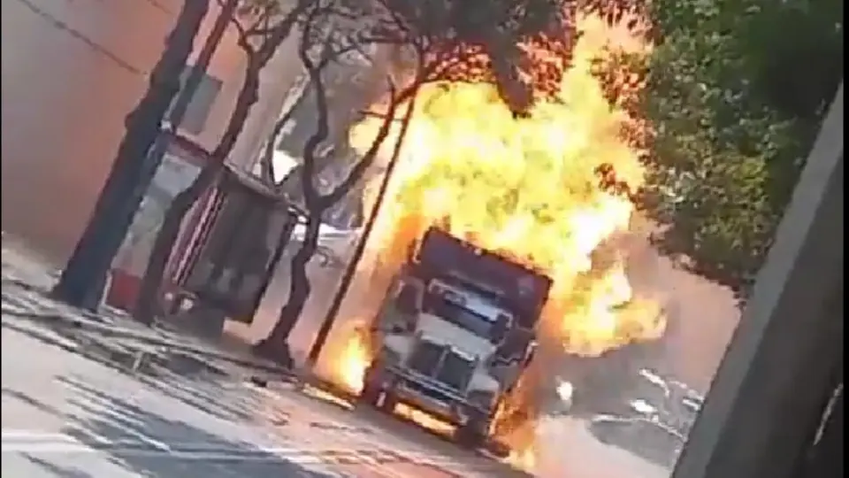 Camión con cilindros de gas explotó sobre Calzada de Tlalpan