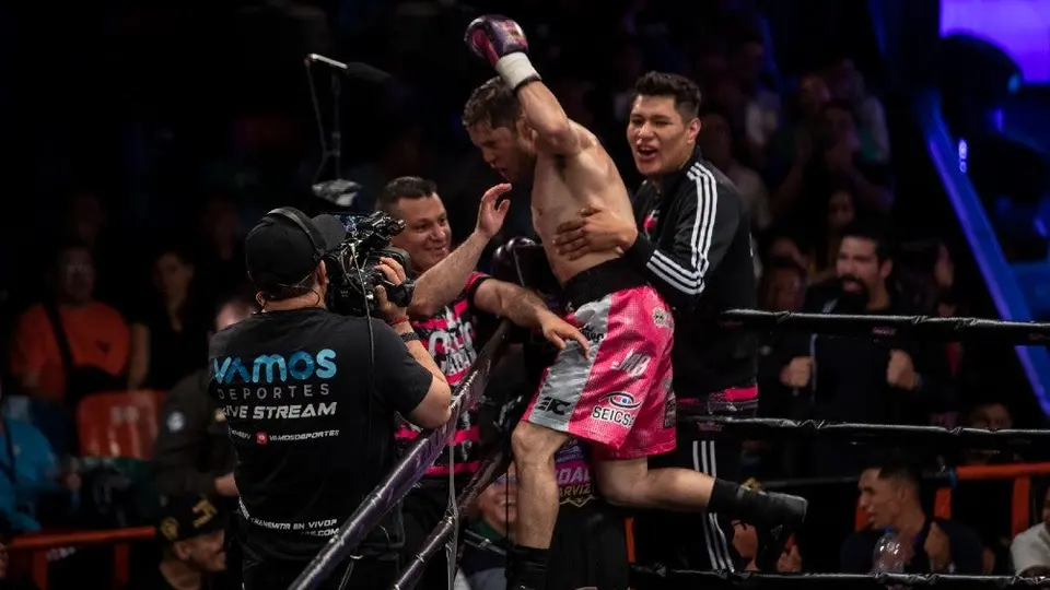 Carlos 'El Príncipe' Cuadras noqueó a Juan 'Tizoc' Mireles en el regreso del box a la Arena Coliseo