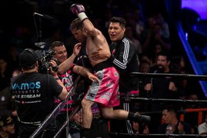 Carlos 'El Príncipe' Cuadras noqueó a Juan 'Tizoc' Mireles en el regreso del box a la Arena Coliseo