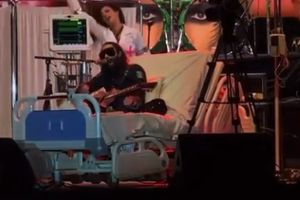 Jay de la Cueva da concierto con Moderatto en camilla de hospital