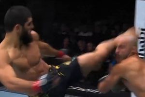 UFC 294: Islam Makhachev le propina un nocaut impresionante a Volkanovski y gana la pelea