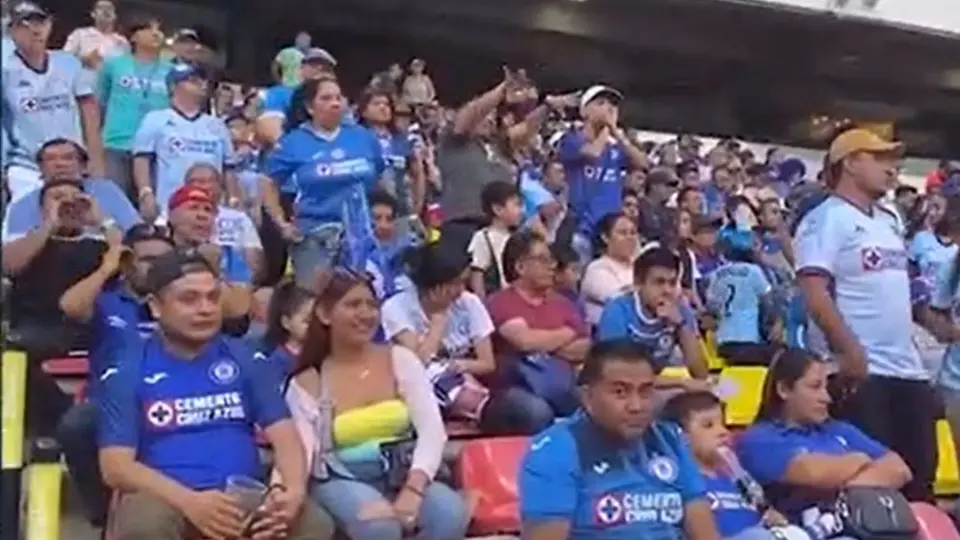 Aficionados de Cruz Azul abuchean al equipo tras la derrota frente a Querétaro