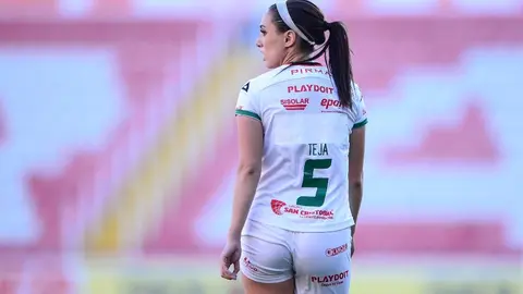 Nikkole Teja corre a besar a su novio, Alberto Padilla en partido de leyendas de Necaxa
