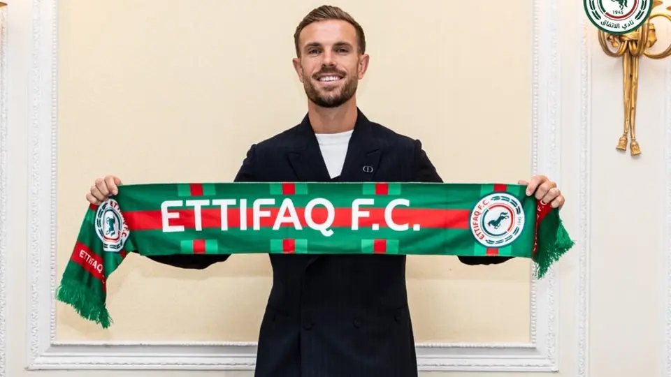 Al-Ettifaq oficializa a Jordan Henderson con video editado para ocultar colores LGBT+