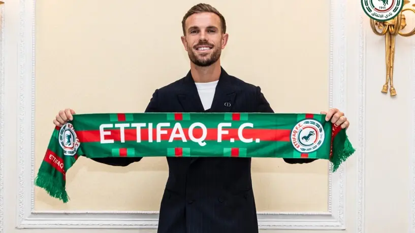 Al-Ettifaq oficializa a Jordan Henderson con video editado para ocultar colores LGBT+