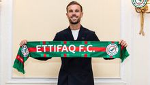 Al-Ettifaq oficializa a Jordan Henderson con video editado para ocultar colores LGBT+