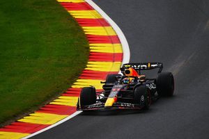 ¿Sabotaje? Ingeniero de Red Bull pide que 'Checo' dejara pasar a Max Verstappen