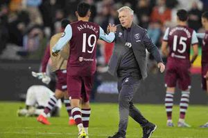 Edson Álvarez regaló su jersey a aficionada asiática en Europa League