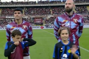 ¿Traidor o infiltrado? Niño se levanta playera del Inter para besar escudo del Torino en protocolo