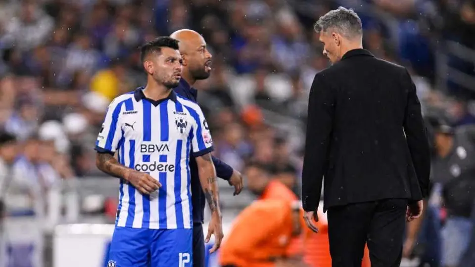 'Tano' Ortiz se molestó tras sacar a 'Tecatito' y descartó lesión