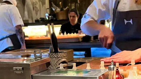 Ana Guevara recibe críticas en redes tras ser captada en lujoso restaurante en CDMX