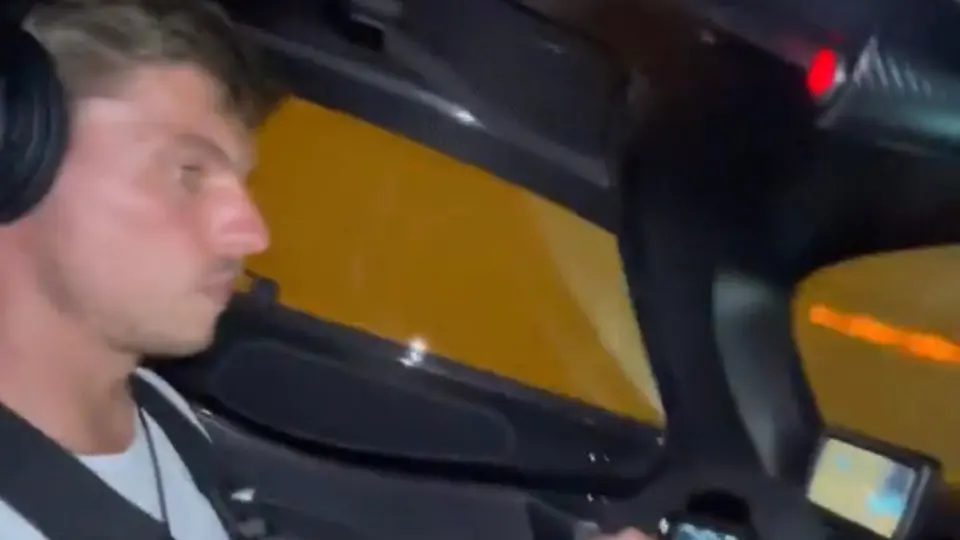 Captan a Max Verstappen manejando un Aston Martin