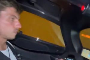 Captan a Max Verstappen manejando un Aston Martin