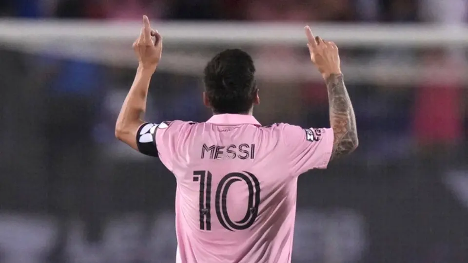 Messi causa polémica por 'comerse' unos centímetros en tiro libre del Dallas vs Inter Miami