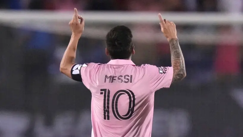Messi causa polémica por 'comerse' unos centímetros en tiro libre del Dallas vs Inter Miami