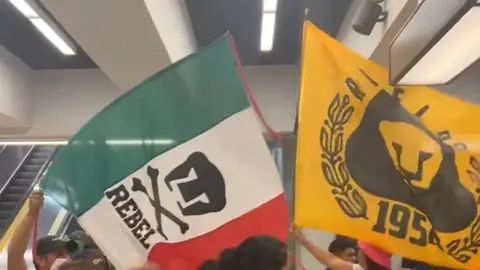 Ciudadanos canadienses quedan impactados al ver a afición de Pumas en las calles