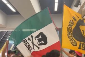 Ciudadanos canadienses quedan impactados al ver a afición de Pumas en las calles