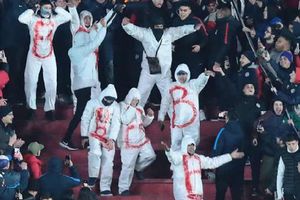 Aficionados de San Lorenzo se burlan del posible descenso de su máximo rival, Huracán