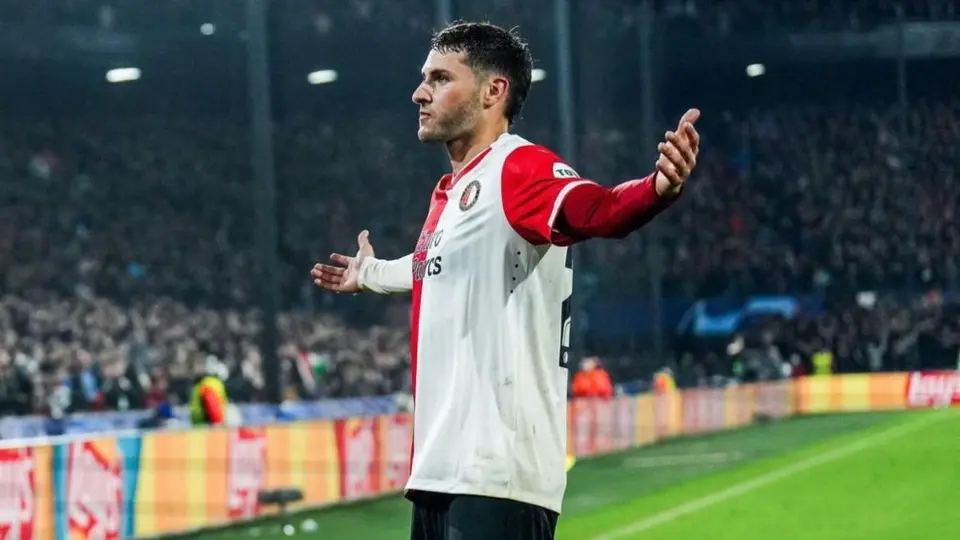 Santiago Giménez desmiente rumores que lo vinculan con el Real Madrid y Tottenham
