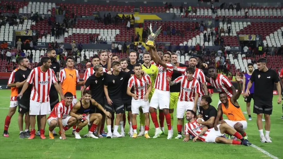Sporting de Gijón vence al Atlas en la despedida de Julio Furch