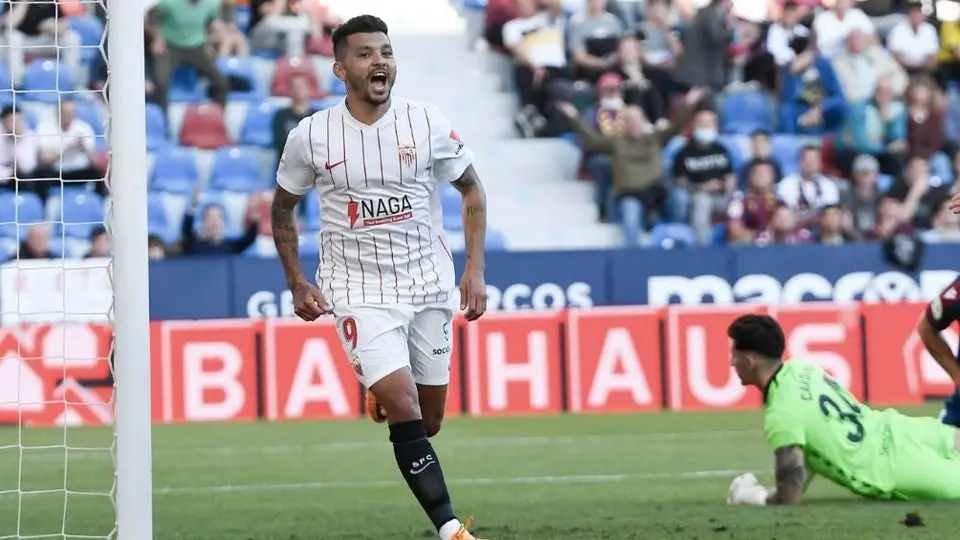 Tecatito da su postura sobre el interés de Rayados: "Estoy en Sevilla y estoy contento"