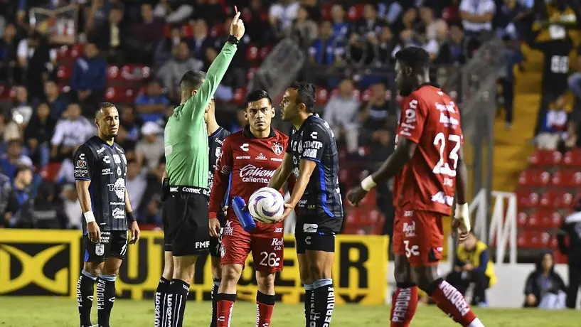 ¿Cómo fue reportada la acción de Omar Mendoza en contra de Juan Zapata en la cédula arbitral?