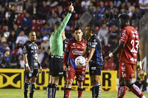 ¿Cómo fue reportada la acción de Omar Mendoza en contra de Juan Zapata en la cédula arbitral?