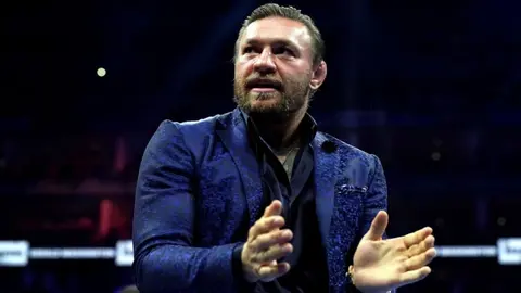 Conor McGregor irrumpe ring previo a pelea entre Anthony Joshua y Robert Helenius